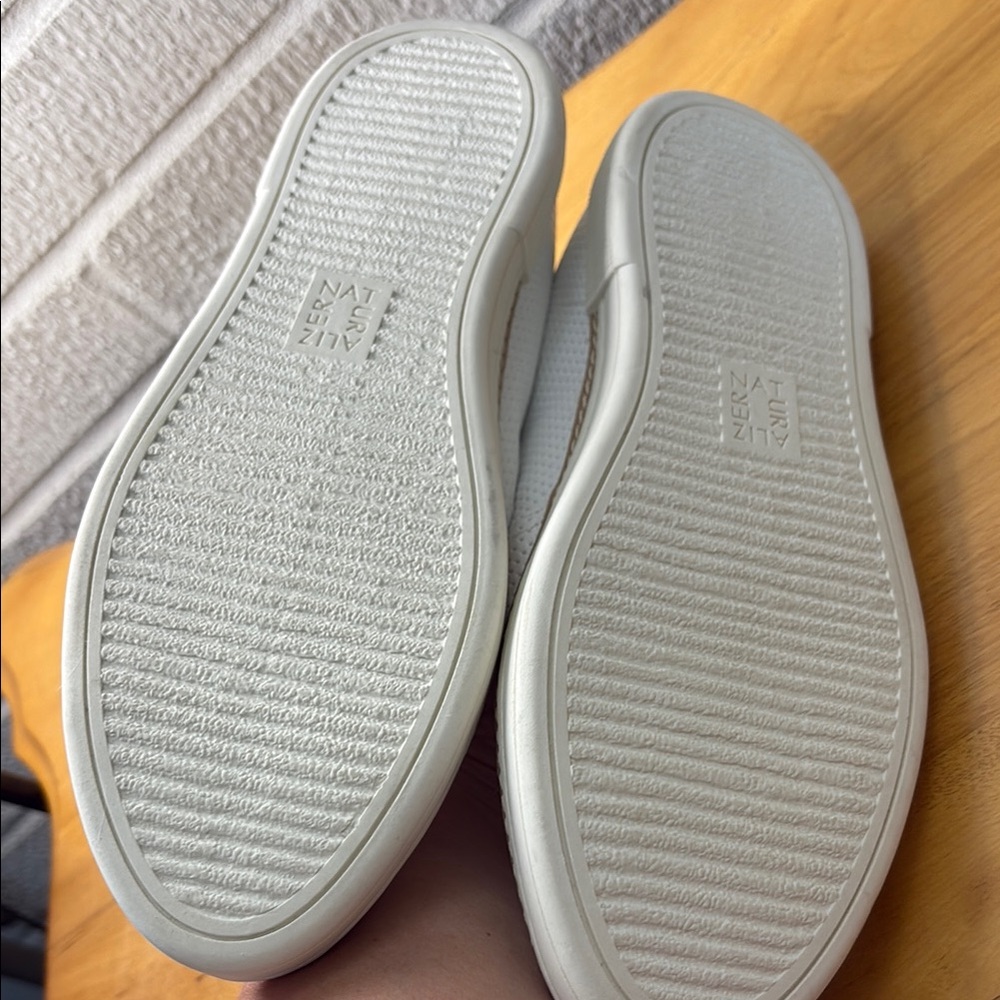 Naturalizer Women's 8.5Wide Zola 3 Perforated White Leather Slip On Loafers EUC - Picture 8 of 8